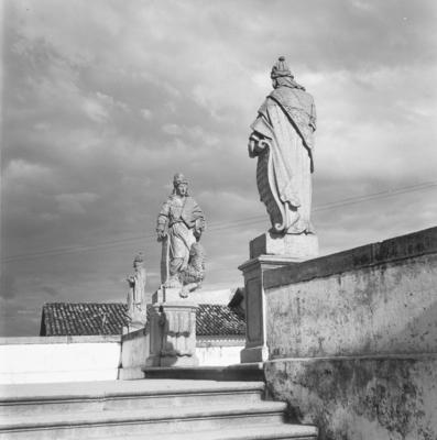 Profeta Oséias de costas e Profeta Daniel de frente