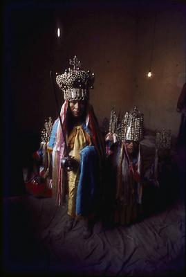 Série Guerreiros - Rainha e figurantes de um auto popular do ciclo do reisado