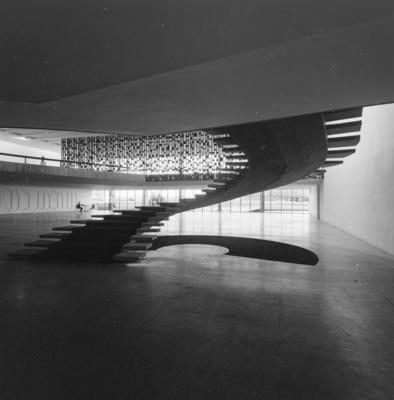 Escada helicoidal, projeto dos arquitetos Milton Ramos e Joaquim Cardoso