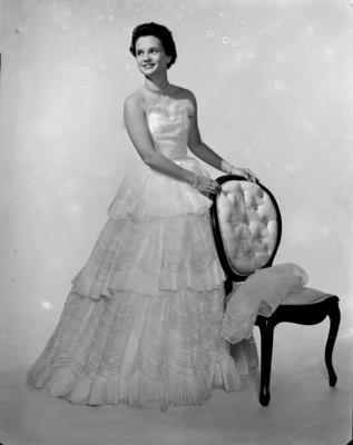 Zilda Toledo com vestido de baile