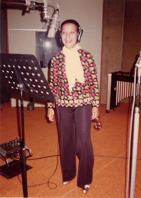 Elizeth Cardoso ao microfone em estúdio