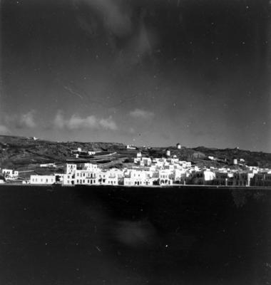 Vista de uma cidade grega à beira-mar