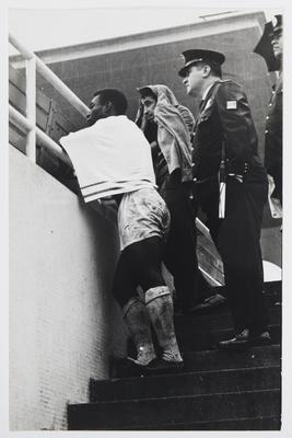 Pelé (apoiado na grade) pós jogo