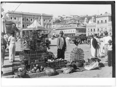 Ambulantes no largo do Paço, morro do Castelo ao fundo