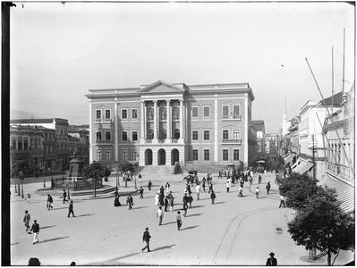 Escola Politécnica e estátua de José Bonifácio