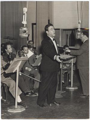 Vicente Celestino ao microfone