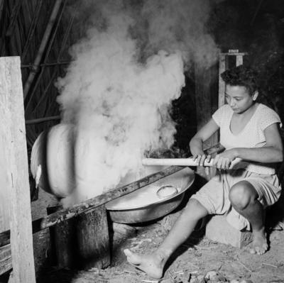 Ilha de Marajó - Mulher defumando látex