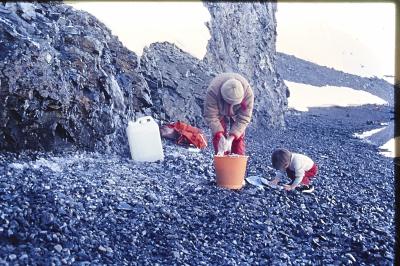 Sophie e Igor Belli lavando roupas