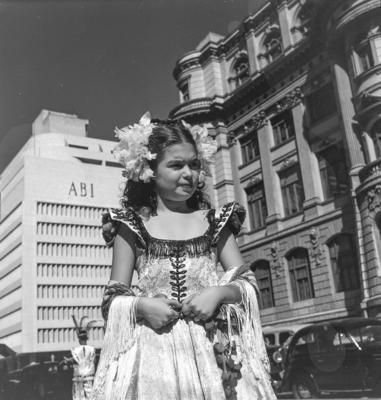 Carnaval de rua, criança fantasiada; ao fundo a sede da ABI, Associação Brasileira de Imprensa