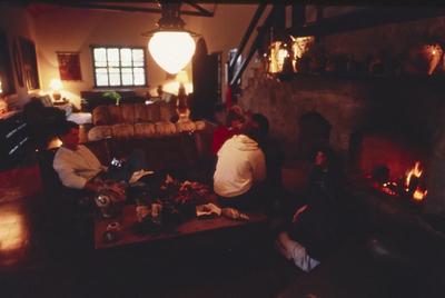 Pessoas reunidas em sala de estar