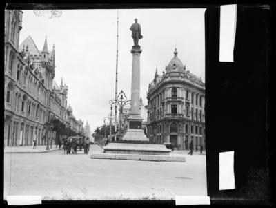 Avenida Rio Branco; à direita, o Monumento ao Visconde de Mauá