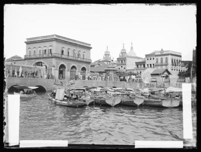 Barcos nas Docas da Alfândega; ao fundo, as torres e a cúpula da Igreja da Candelária