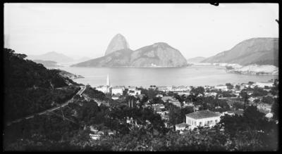 Enseada de Botafogo e Pão de Açúcar; tomados do Morro Mundo Novo