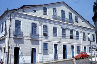 Casa azulejada com oitão