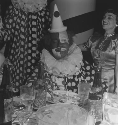 Folião fantasiado de palhaço no Baile dos Artistas, baile de carnaval realizado no Hotel Glória