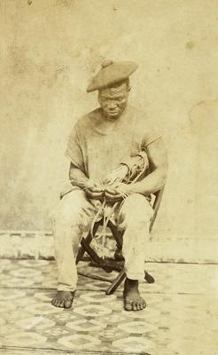 Escravizado posando em estúdio