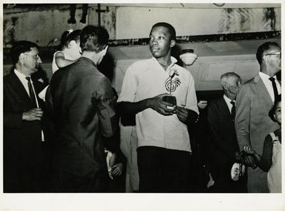 Milton Nascimento com o troféu Galo de Ouro