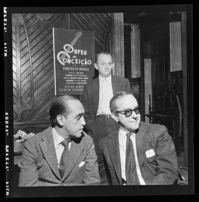 Oscar Niemeyer, Vinícius de Moraes e Carlos Scliar nos bastidores da estréia da peça Orfeu da Conceição
