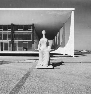 "A Justiça", escultura de Alfredo Ceschiatti