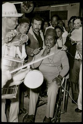 Candeia ao microfone