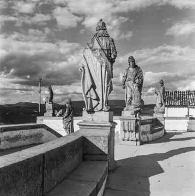 Profeta Oséias de costas e Profeta Daniel de frente