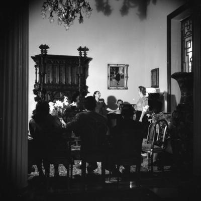 Gabriella Besanzoni Lage e seus convidados durante sarau