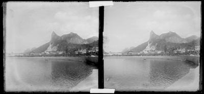 Morro do Corcovado visto da enseada de Botafogo; ao centro, a Basílica da Imaculada Conceição
