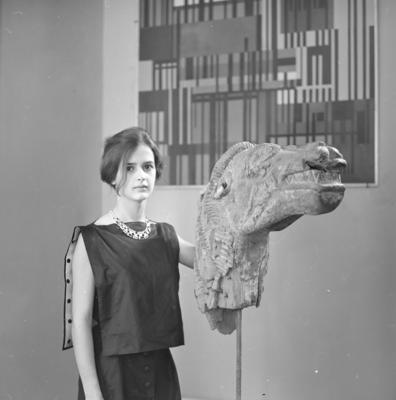 Modelo posando com jóias criadas pelos irmãos Haroldo e Roberto Burle Marx