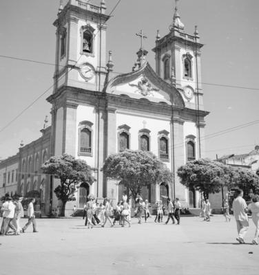 Carnaval de rua, em frente  à igreja de São Francisco de Paula