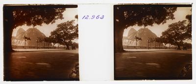 Morros da Urca e do Pão de Açúcar; tomados das proximidades da Rua General Severiano