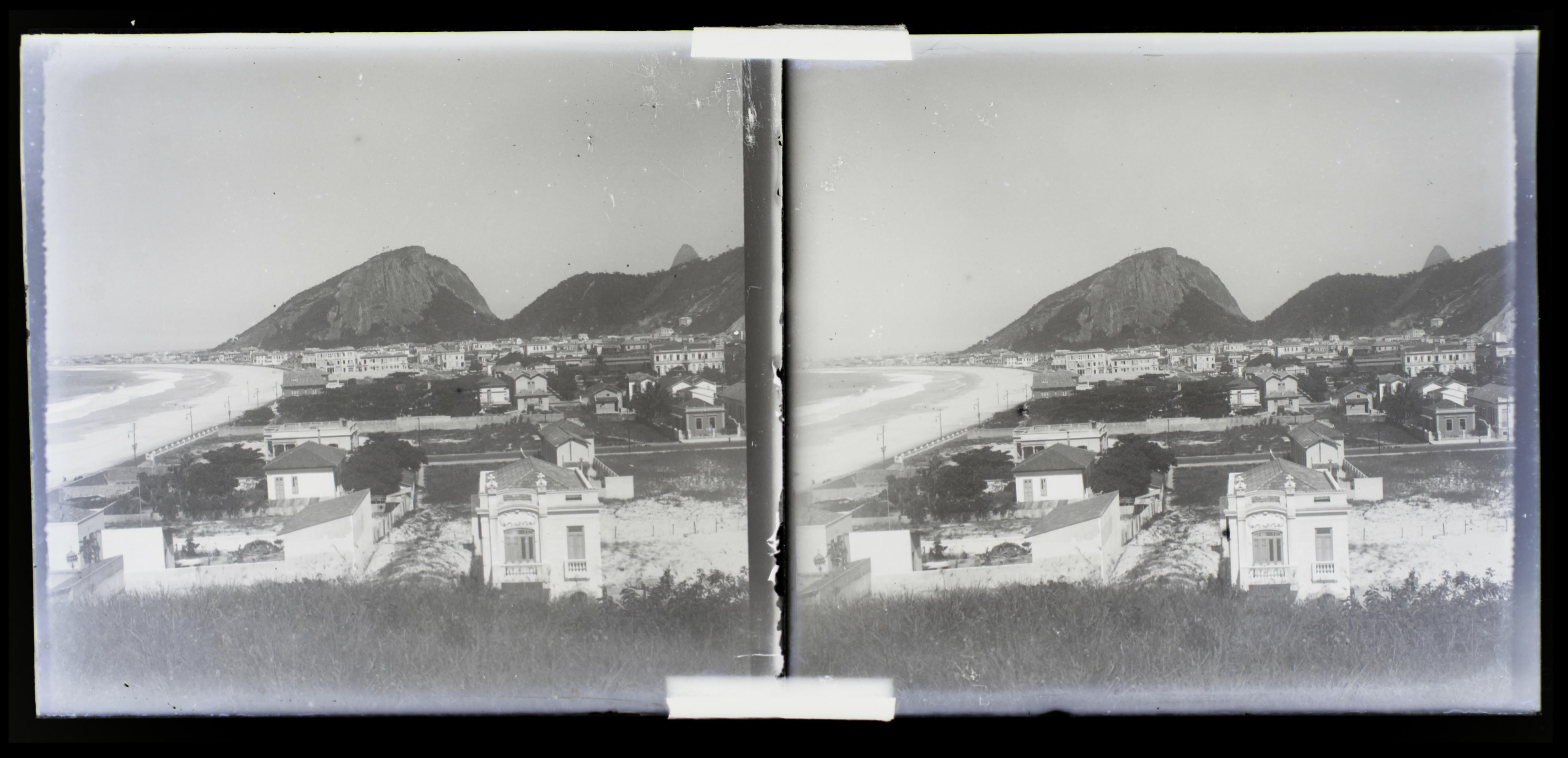 Vista de Copacabana; ao fundo, o Morro do Cantagalo