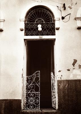 Portão de ferro na entrada de sobrado