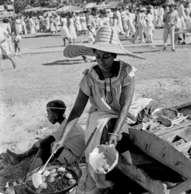 Vendedora de acarajé na procissão de Nosso Senhor dos Navegantes
