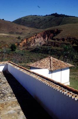 Fazenda Pau d'Alho - mureta e moinho