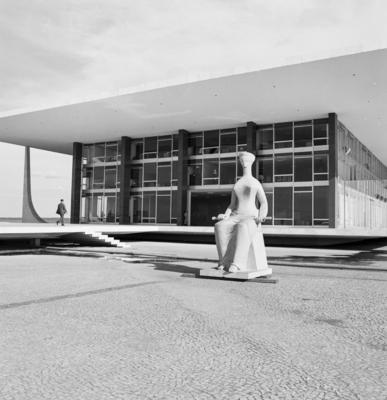 "A Justiça", escultura de Alfredo Ceschiatti