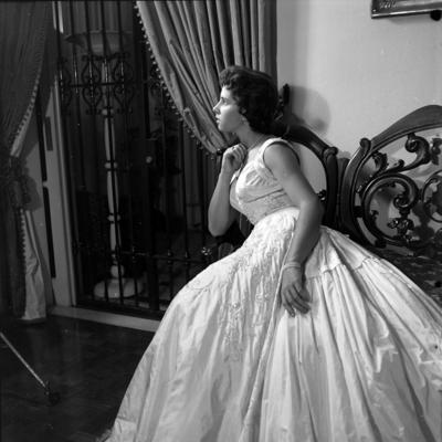 Sonia Helena Guarita com vestido de baile