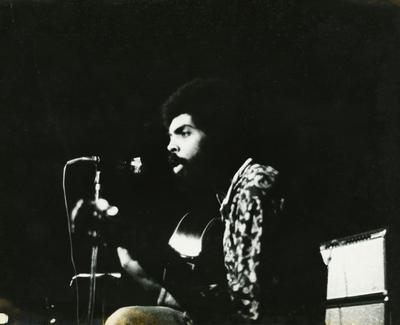 Gilberto Gil ao microfone com o violão