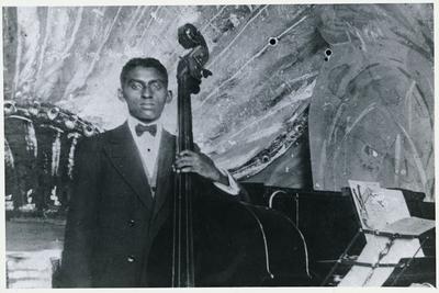 Bonfiglio de Oliveira com o contrabaixo