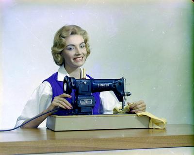 Campanha publicitária da agência J. Walter Thompson para máquina de costura Singer