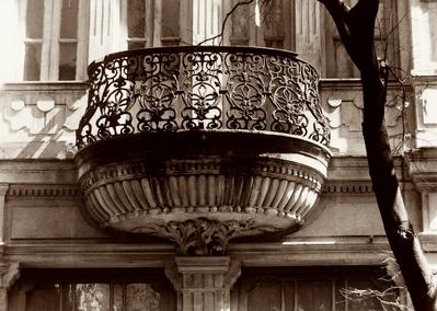 Balcão de fachada de prédio na rua da Carioca