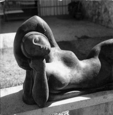 Residência de Edmundo Cavanellas, projeto do arquiteto Oscar Niemeyer e Burle Marx, com a escultura Mulher deitada, de Alfredo Ceschiatti