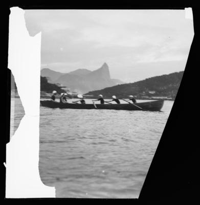 Remadores na Praia de Fora em direção ao Forte São José; ao fundo, o Morro do Corcovado