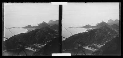 Praia Vermelha vista do alto do Morro do Pão de Açúcar; ao fundo, a Praia de Copacabana