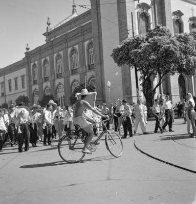 Carnaval de rua, em frente  à igreja de São Francisco de Paula