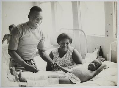Visita de Pelé (à esquerda) à enfermaria das crianças