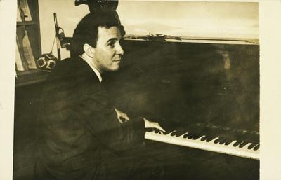 João Gilberto ao piano