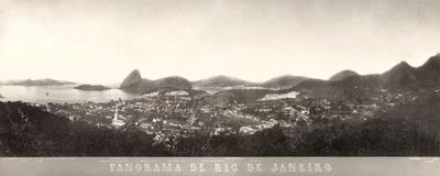 Panorama da Baía de Guanabara, com Pão de Açúcar, Outeiro da Glória, Palácio do Catete, praia do Flamengo e partes dos bairros do Catete, Laranjeiras e Flamengo tomado a partir do morro Nova Cintra