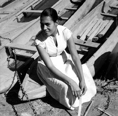 Mulher sentada em barco