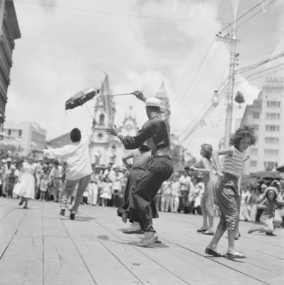 Passista de frevo em frente à Igreja Matriz do Santíssimo Sacramento de Santo Antônio