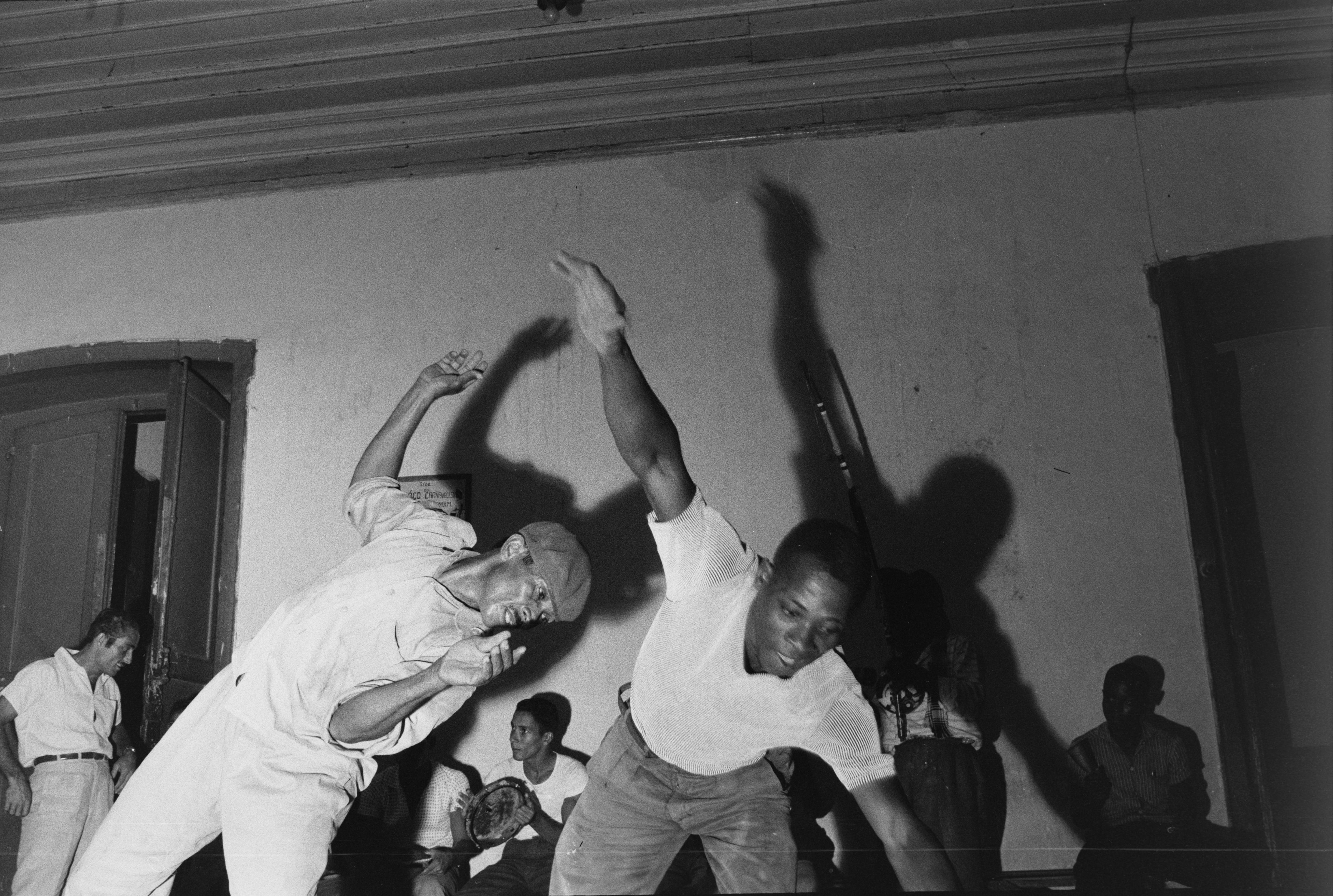 Série Bahia Antiga e Nova - Vicente Ferreira Pastinha, o Mestre Pastinha (à esquerda)